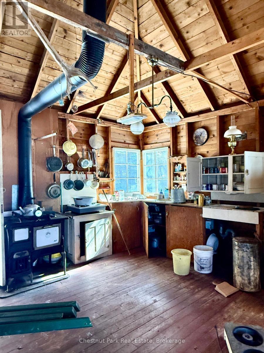Winter view. Cottage sits just feet from the shor - 17 Whitefish Lake Apl1582, Algonquin Highlands (Lawrence), ON - Indoor