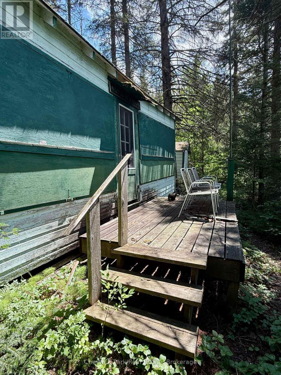 Lakeside of the cottage with a small deck - 17 Whitefish Lake Apl1582, Algonquin Highlands (Lawrence), ON - Outdoor