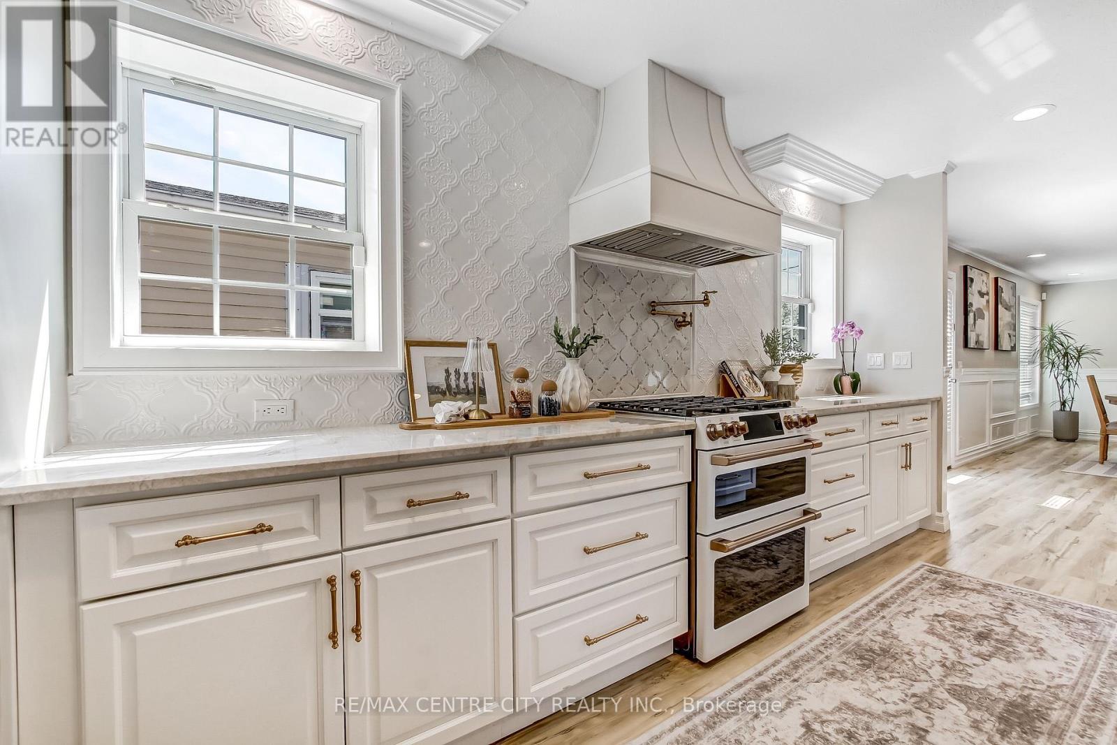 201 - 198 Springbank Drive, London South (South D), ON - Indoor Photo Showing Kitchen With Upgraded Kitchen
