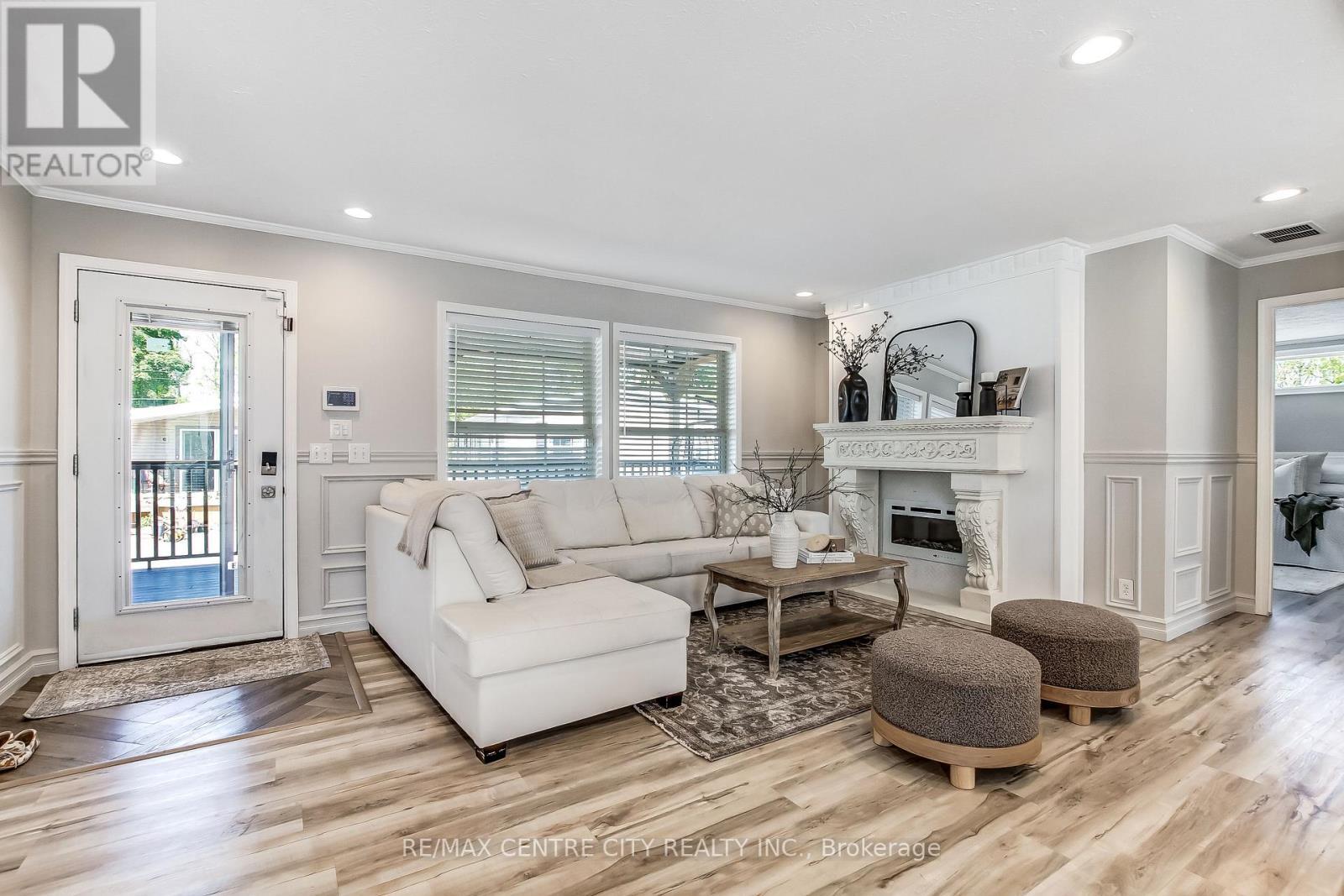 201 - 198 Springbank Drive, London South (South D), ON - Indoor Photo Showing Living Room With Fireplace