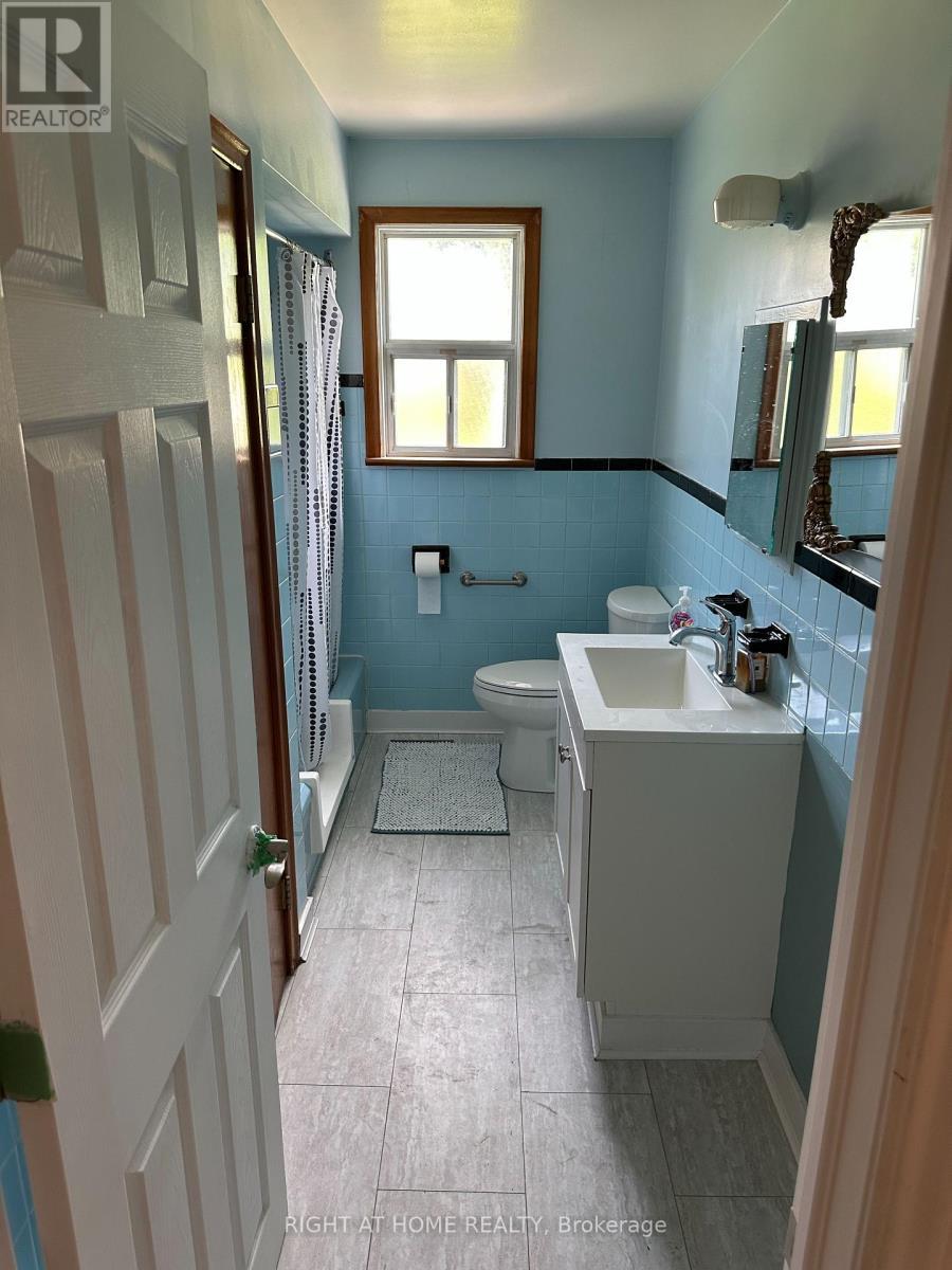 Washroom main floor - 309 Queen Mary Drive, Oakville, ON - Indoor Photo Showing Bathroom