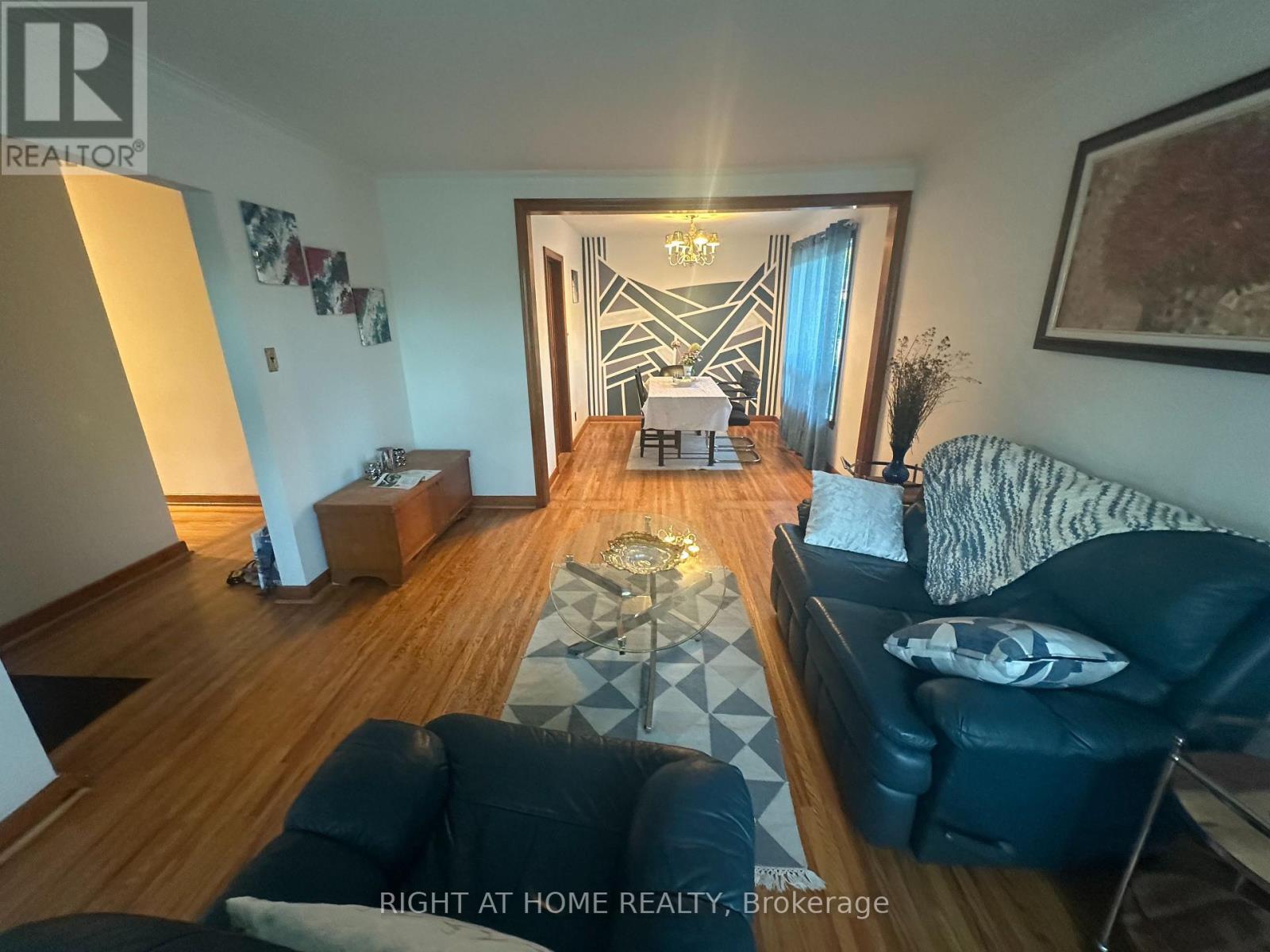 309 Queen Mary Drive, Oakville, ON - Indoor Photo Showing Living Room