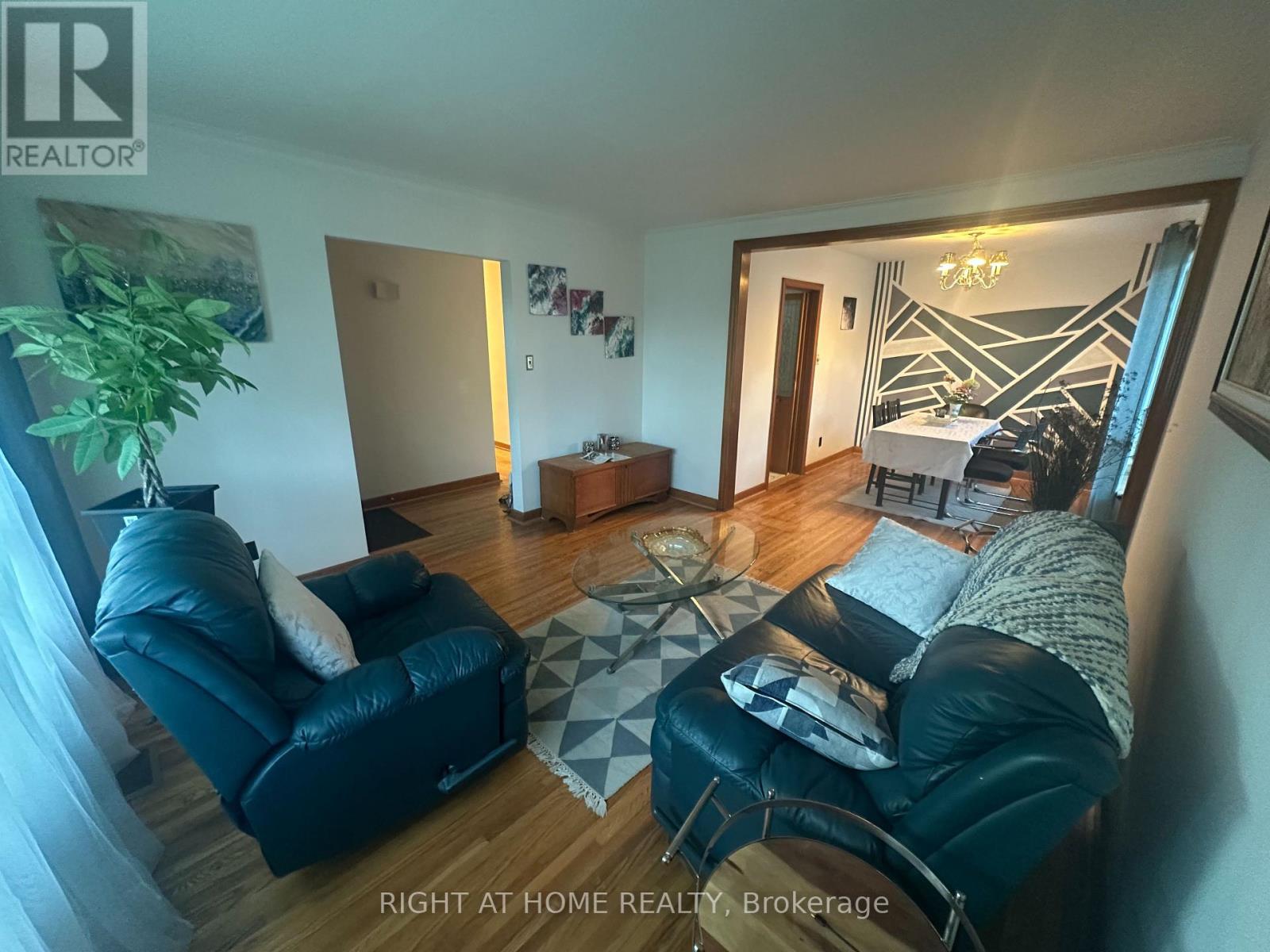 309 Queen Mary Drive, Oakville, ON - Indoor Photo Showing Living Room