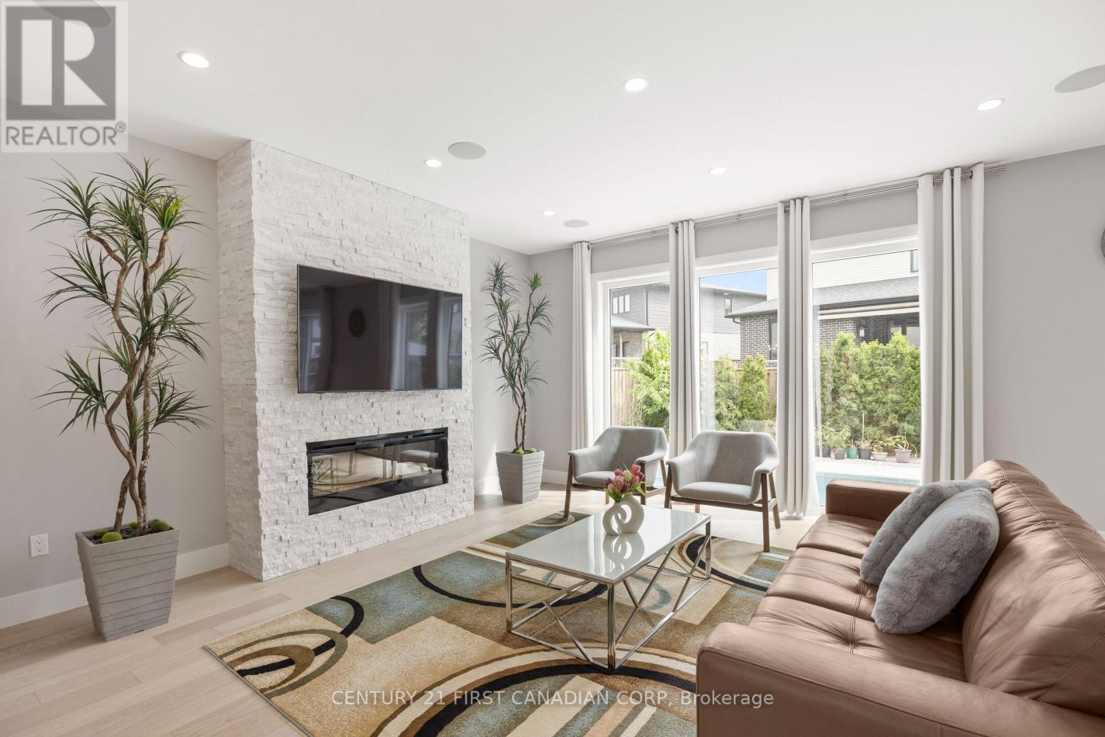 2190 Bakervilla Street, London South (South V), ON - Indoor Photo Showing Living Room With Fireplace