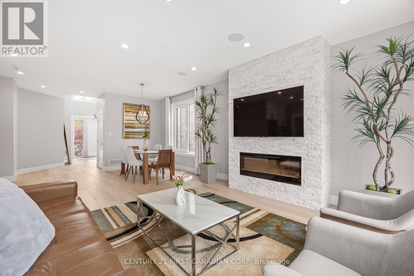 2190 Bakervilla Street, London South (South V), ON - Indoor Photo Showing Living Room With Fireplace