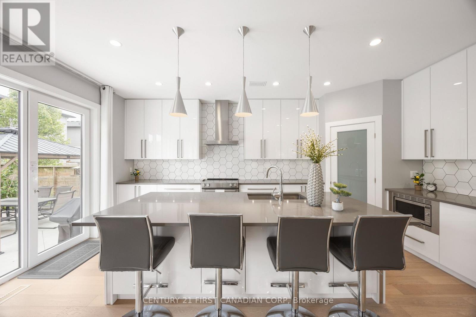 2190 Bakervilla Street, London South (South V), ON - Indoor Photo Showing Kitchen With Upgraded Kitchen
