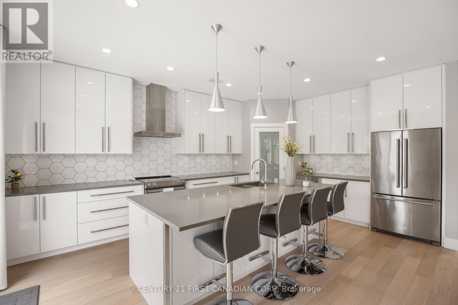 2190 Bakervilla Street, London South (South V), ON - Indoor Photo Showing Kitchen With Upgraded Kitchen