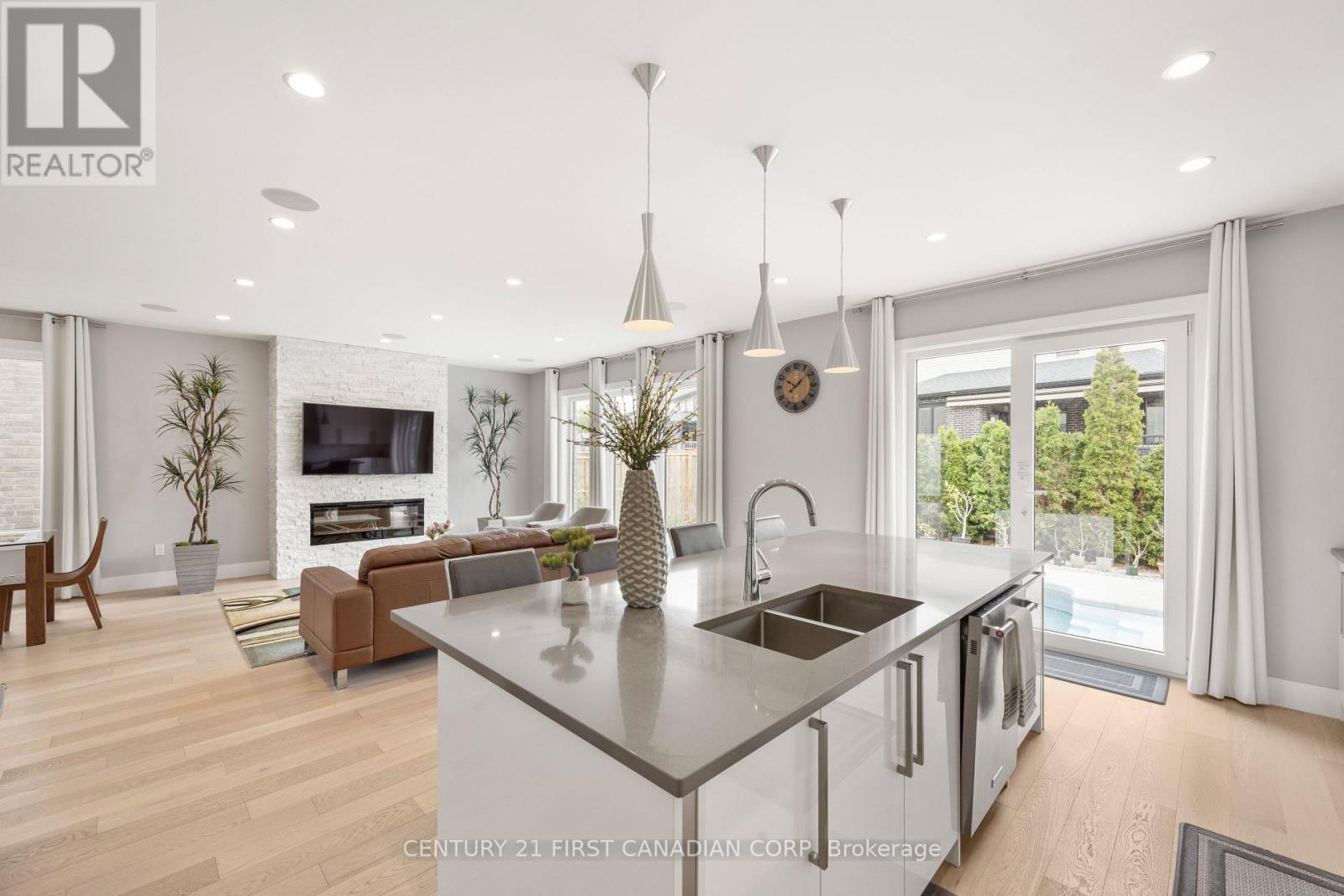 2190 Bakervilla Street, London South (South V), ON - Indoor Photo Showing Kitchen With Double Sink With Upgraded Kitchen