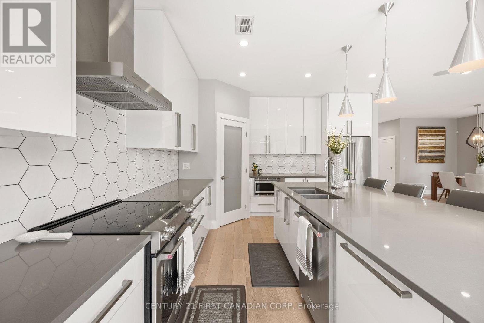 2190 Bakervilla Street, London South (South V), ON - Indoor Photo Showing Kitchen With Double Sink With Upgraded Kitchen