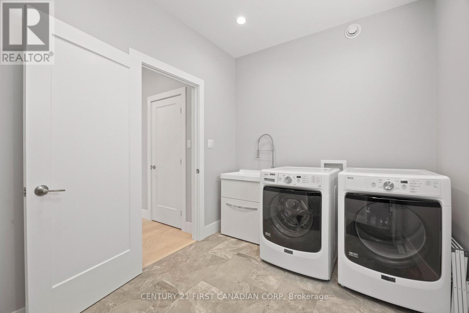 2190 Bakervilla Street, London South (South V), ON - Indoor Photo Showing Laundry Room
