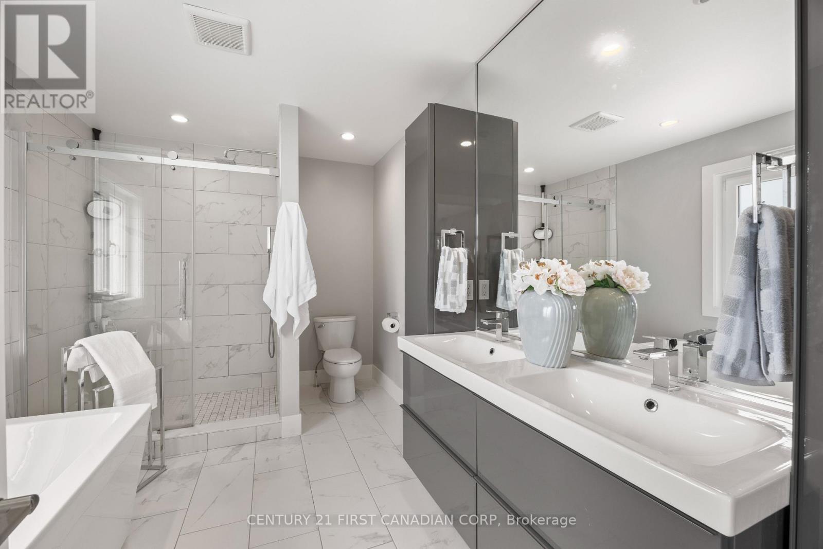 2190 Bakervilla Street, London South (South V), ON - Indoor Photo Showing Bathroom