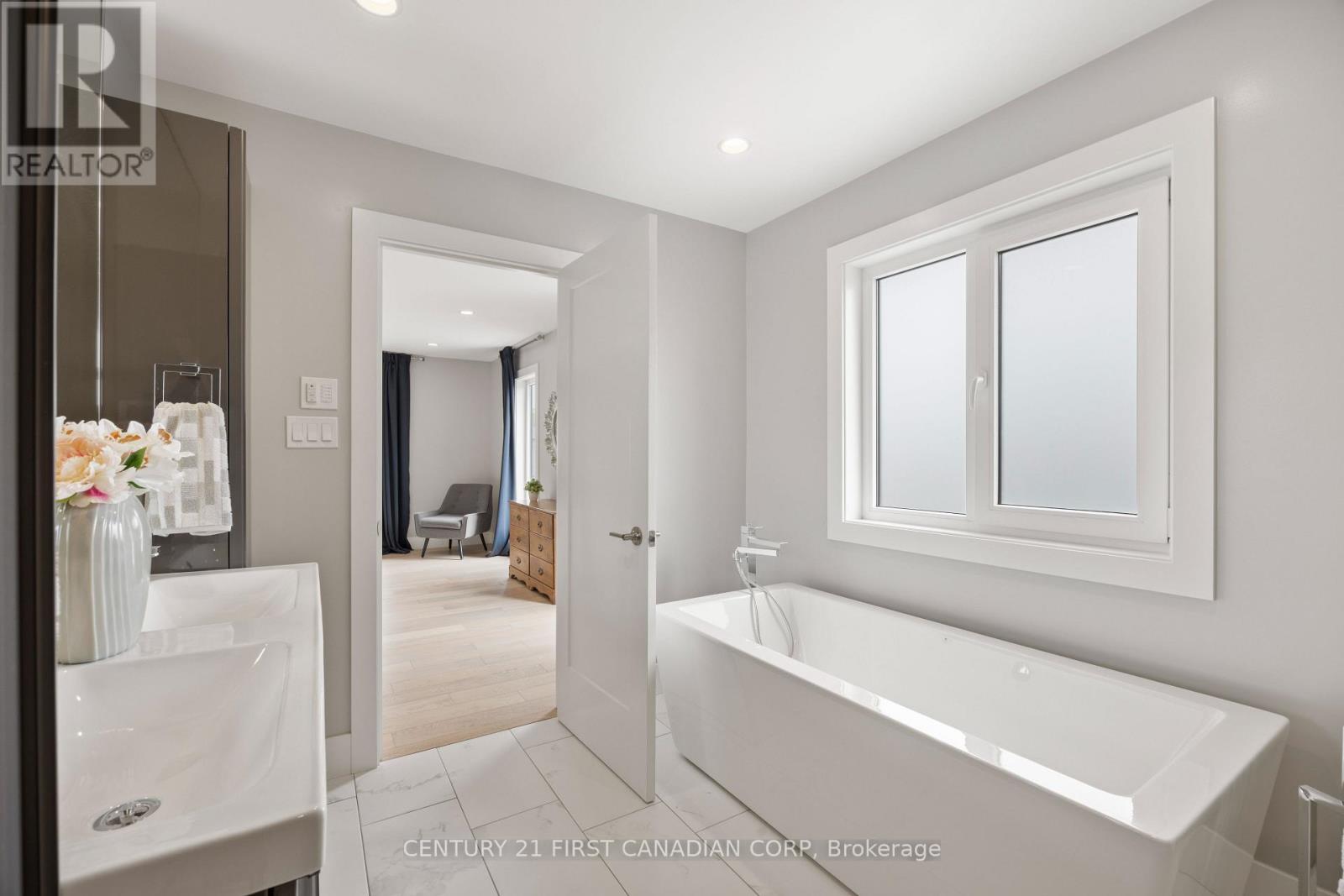 2190 Bakervilla Street, London South (South V), ON - Indoor