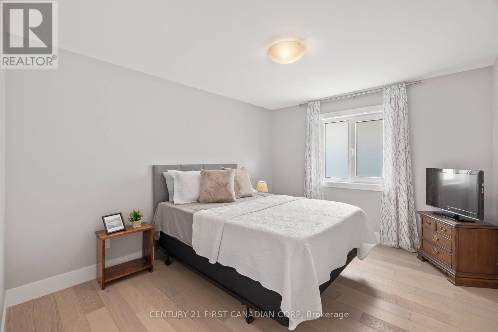 2190 Bakervilla Street, London South (South V), ON - Indoor Photo Showing Bedroom