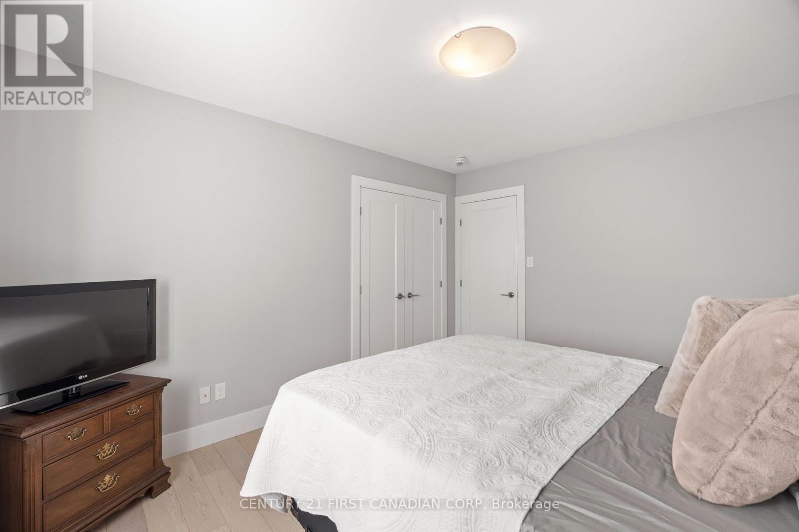 2190 Bakervilla Street, London South (South V), ON - Indoor Photo Showing Bedroom