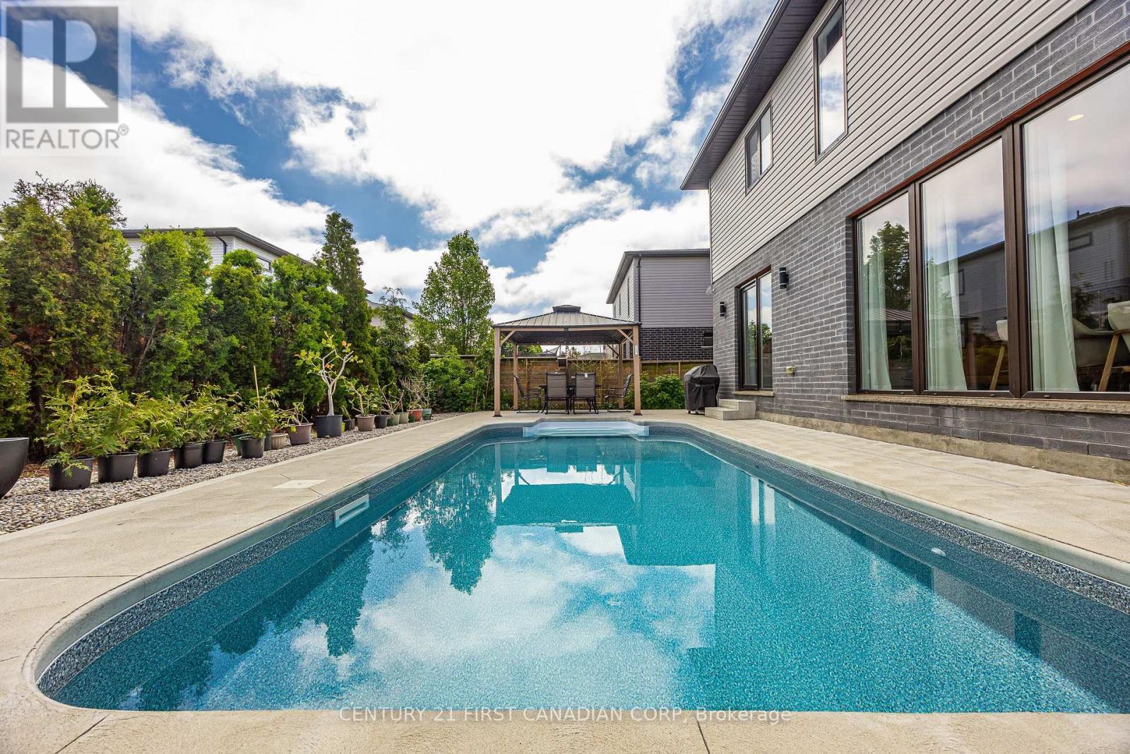 2190 Bakervilla Street, London South (South V), ON - Outdoor With In Ground Pool
