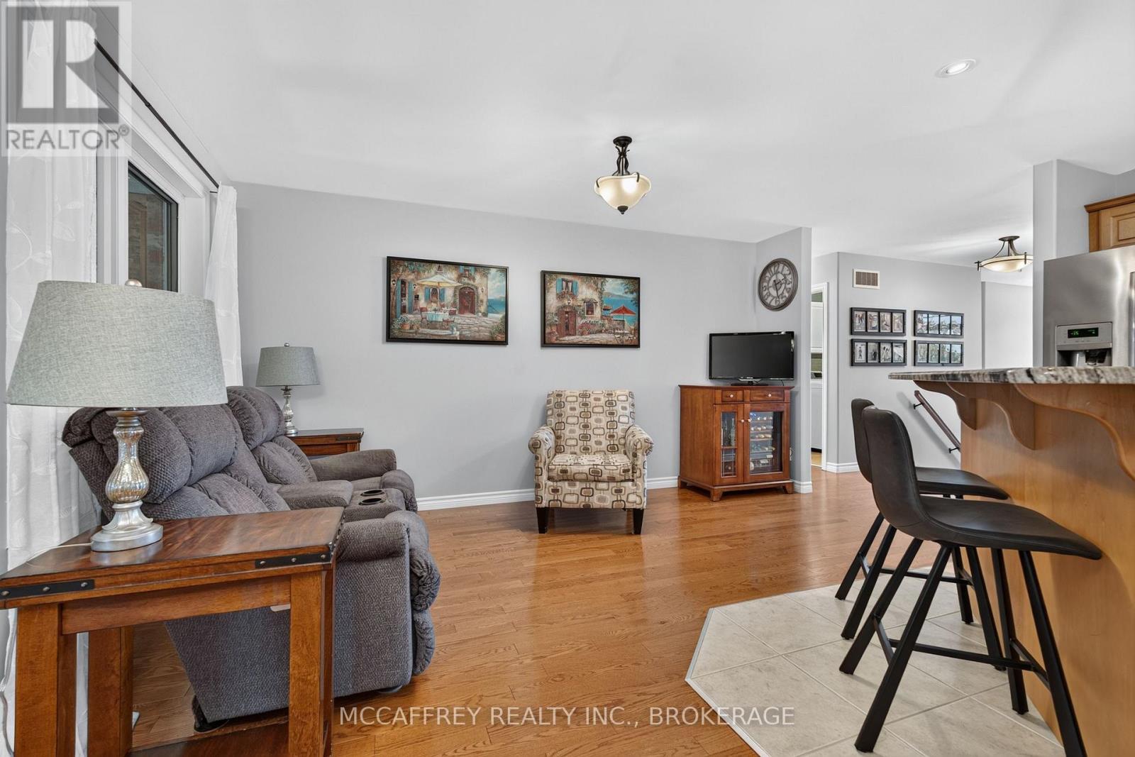 9 Hartwood Crescent, Greater Napanee (Greater Napanee), ON - Indoor Photo Showing Living Room