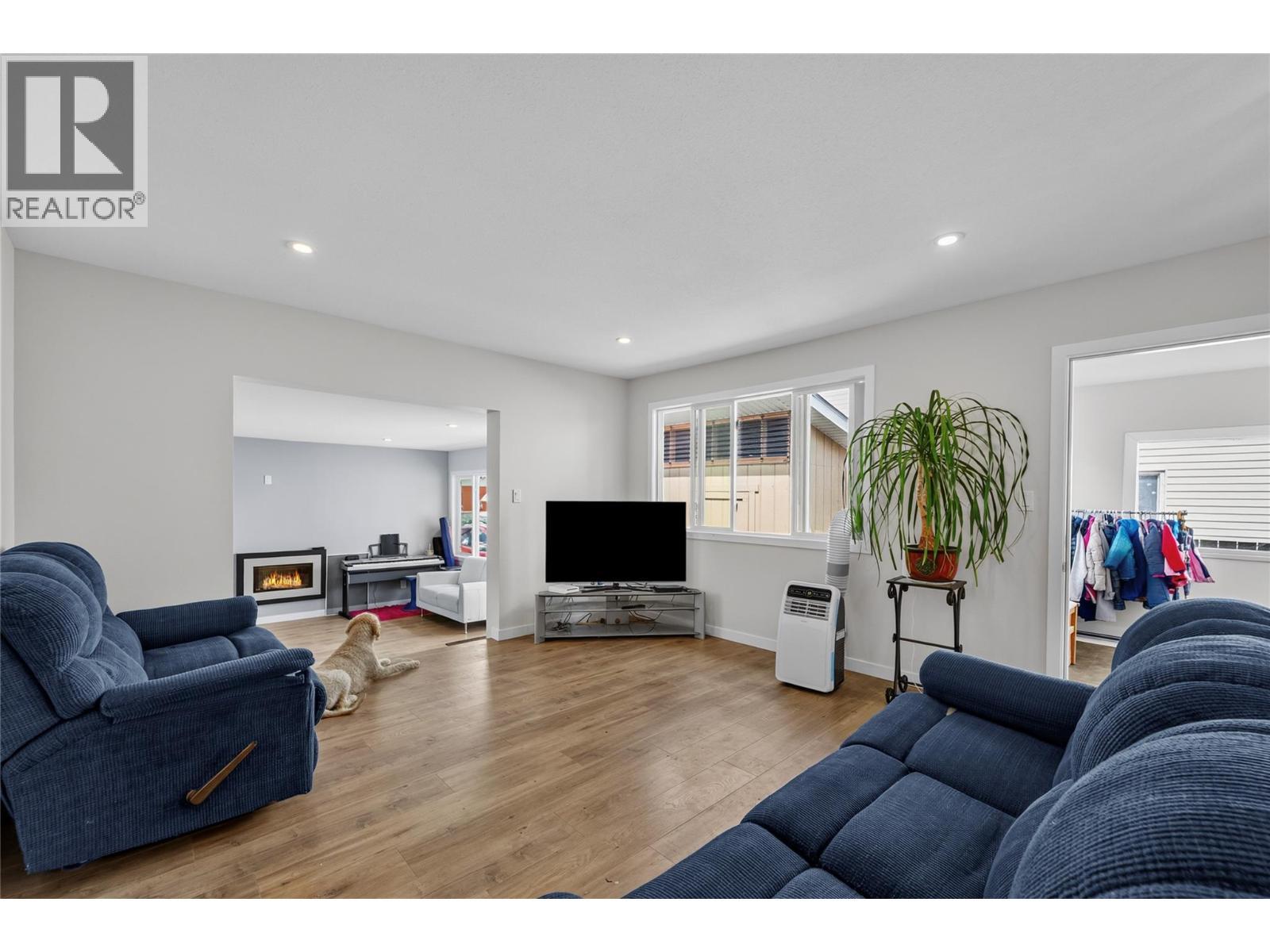 1626 Greig Street, Merritt, BC - Indoor Photo Showing Living Room