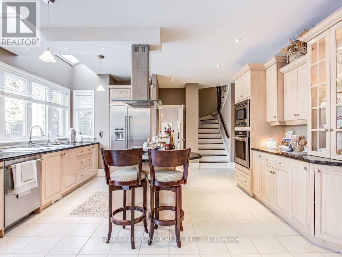 384 Kennedy Street W, Aurora, ON - Indoor Photo Showing Kitchen With Upgraded Kitchen