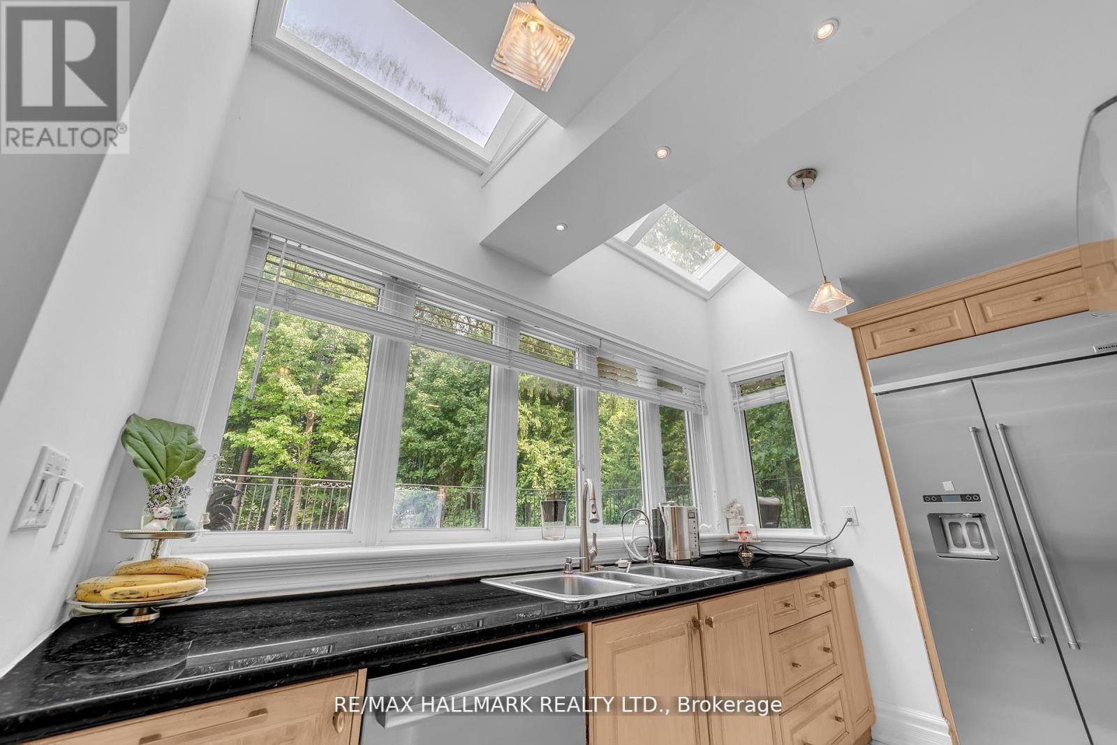 384 Kennedy Street W, Aurora, ON - Indoor Photo Showing Kitchen With Double Sink