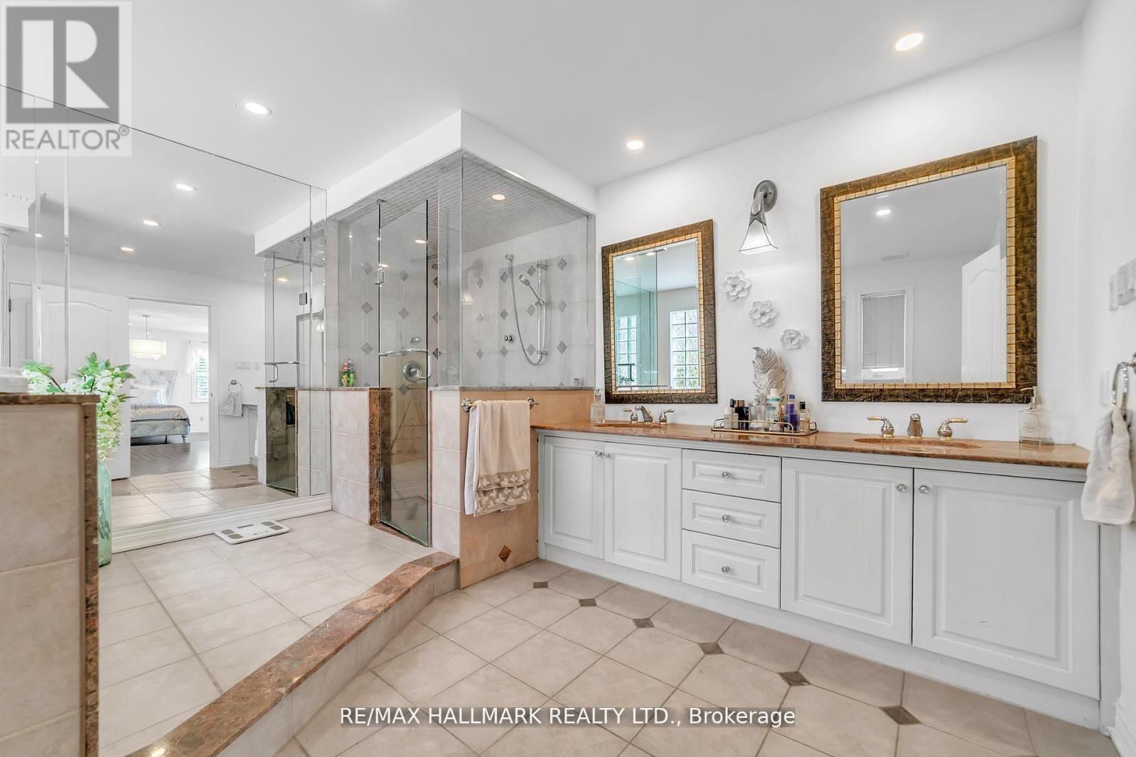 384 Kennedy Street W, Aurora, ON - Indoor Photo Showing Bathroom