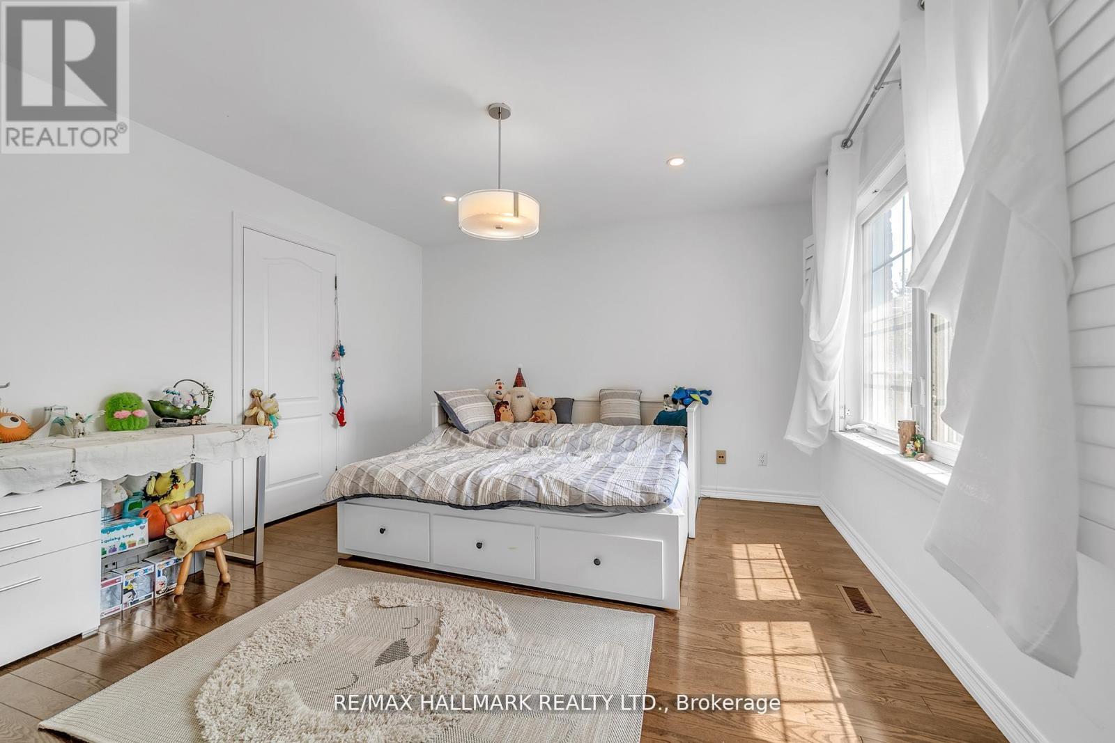 384 Kennedy Street W, Aurora, ON - Indoor Photo Showing Bedroom