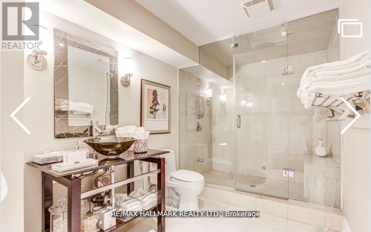 384 Kennedy Street W, Aurora, ON - Indoor Photo Showing Bathroom
