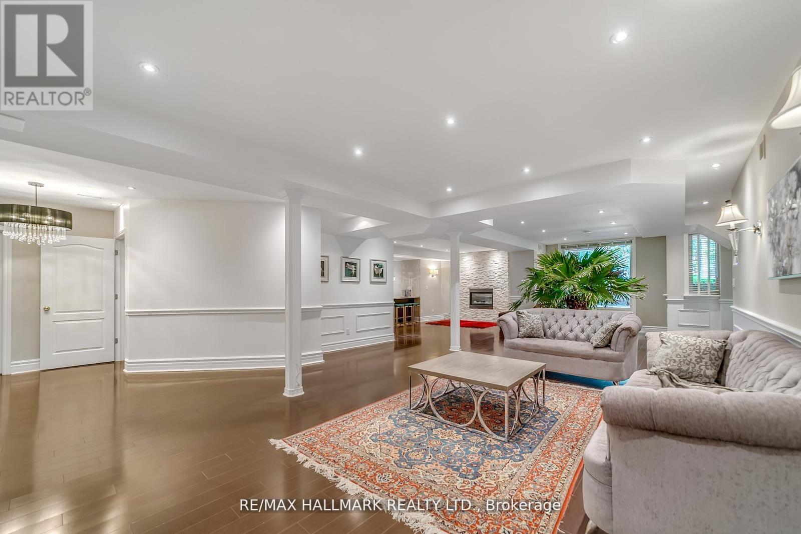 384 Kennedy Street W, Aurora, ON - Indoor Photo Showing Living Room