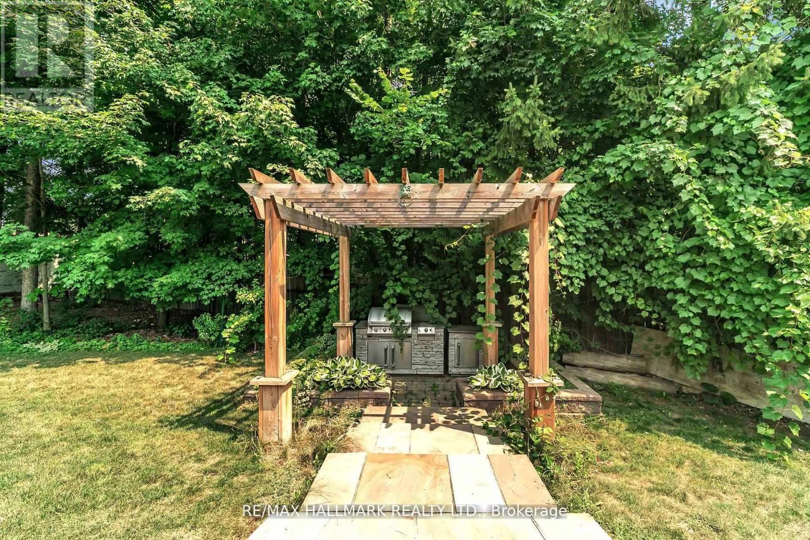 384 Kennedy Street W, Aurora, ON - Outdoor