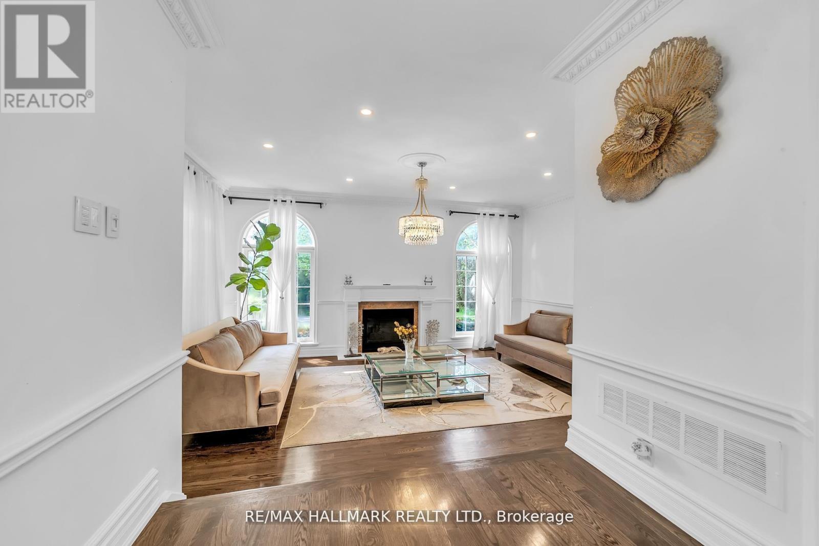 384 Kennedy Street W, Aurora, ON - Indoor Photo Showing Living Room With Fireplace