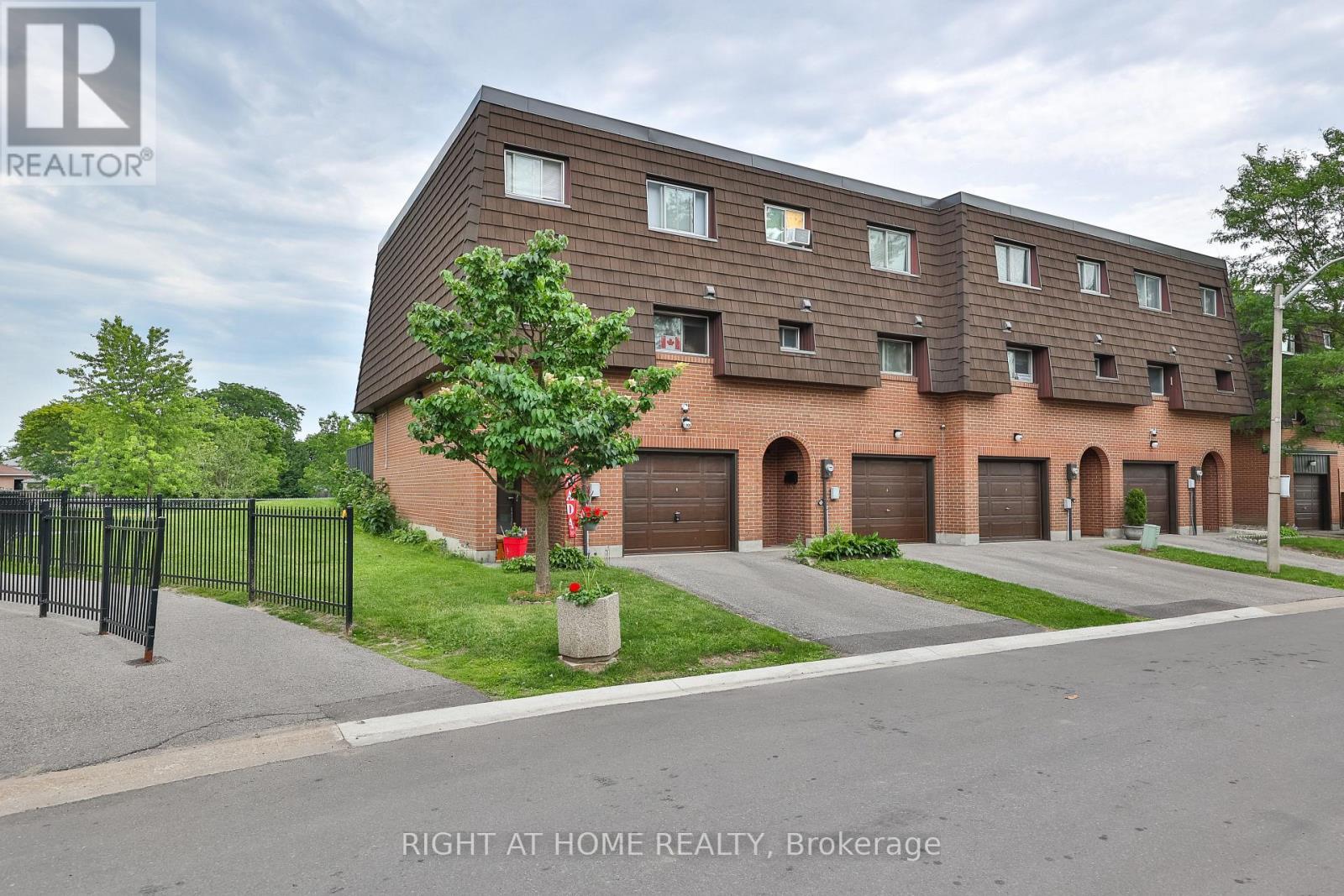 74 - 100 Darras Court, Brampton, ON - Outdoor With Facade