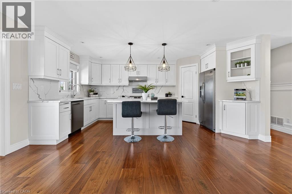 1140 River Road, Cayuga, ON - Indoor Photo Showing Kitchen With Upgraded Kitchen