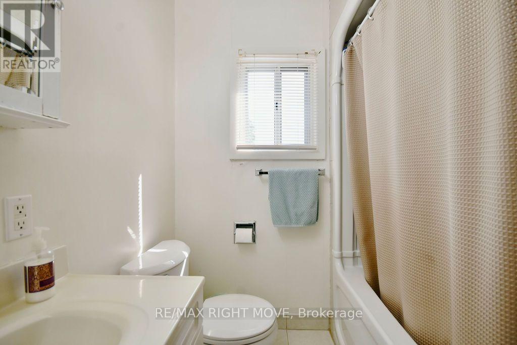 430 Gill Street, Orillia, ON - Indoor Photo Showing Bathroom