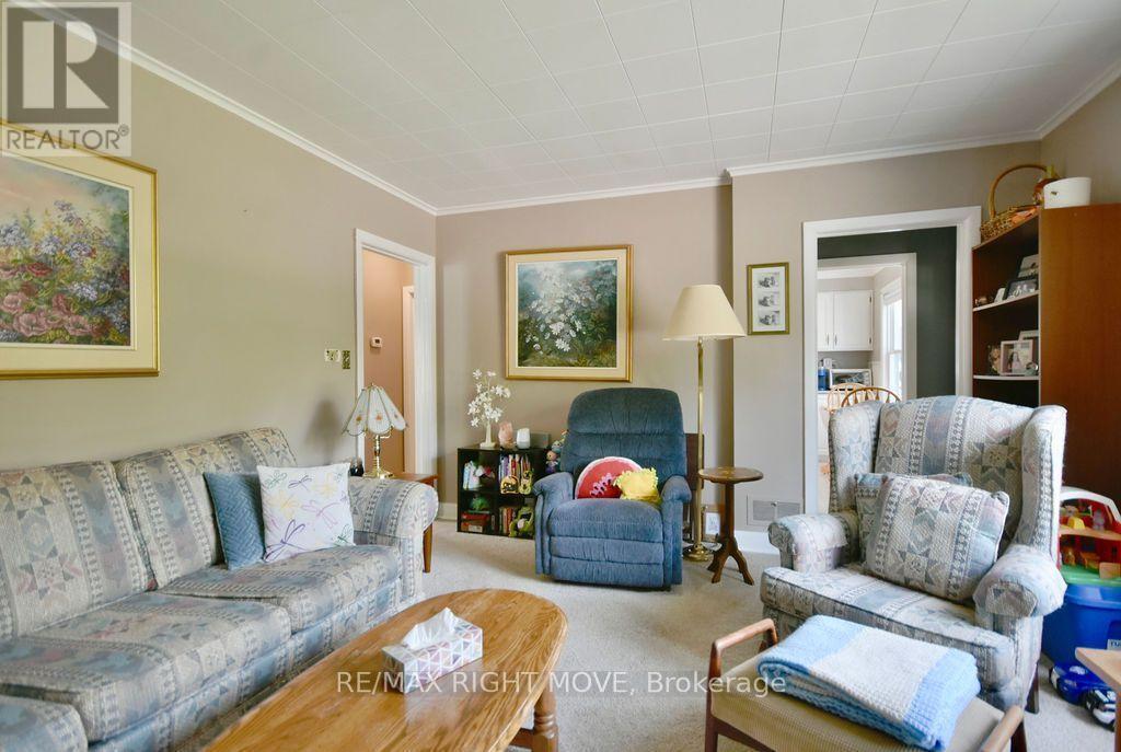 430 Gill Street, Orillia, ON - Indoor Photo Showing Living Room