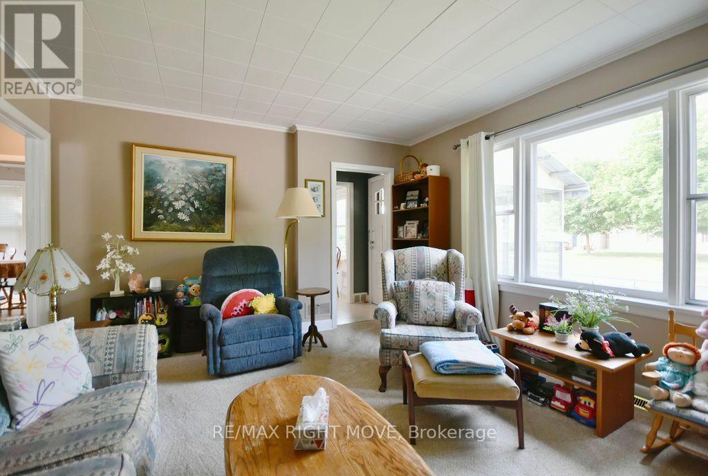 430 Gill Street, Orillia, ON - Indoor Photo Showing Living Room