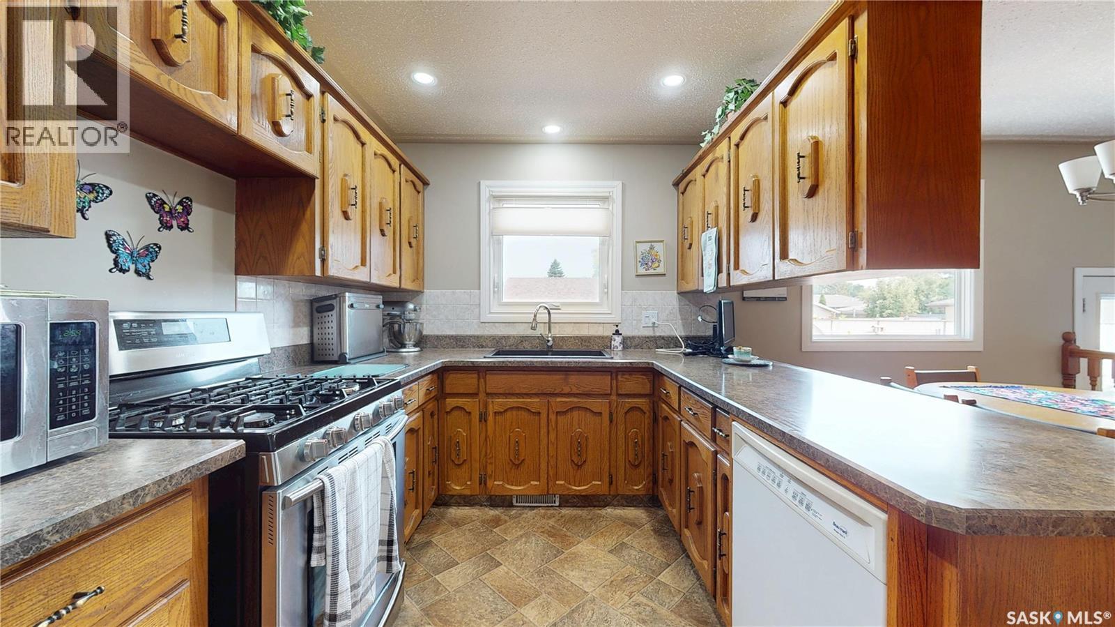 131 Wells Street, Regina, SK - Indoor Photo Showing Kitchen