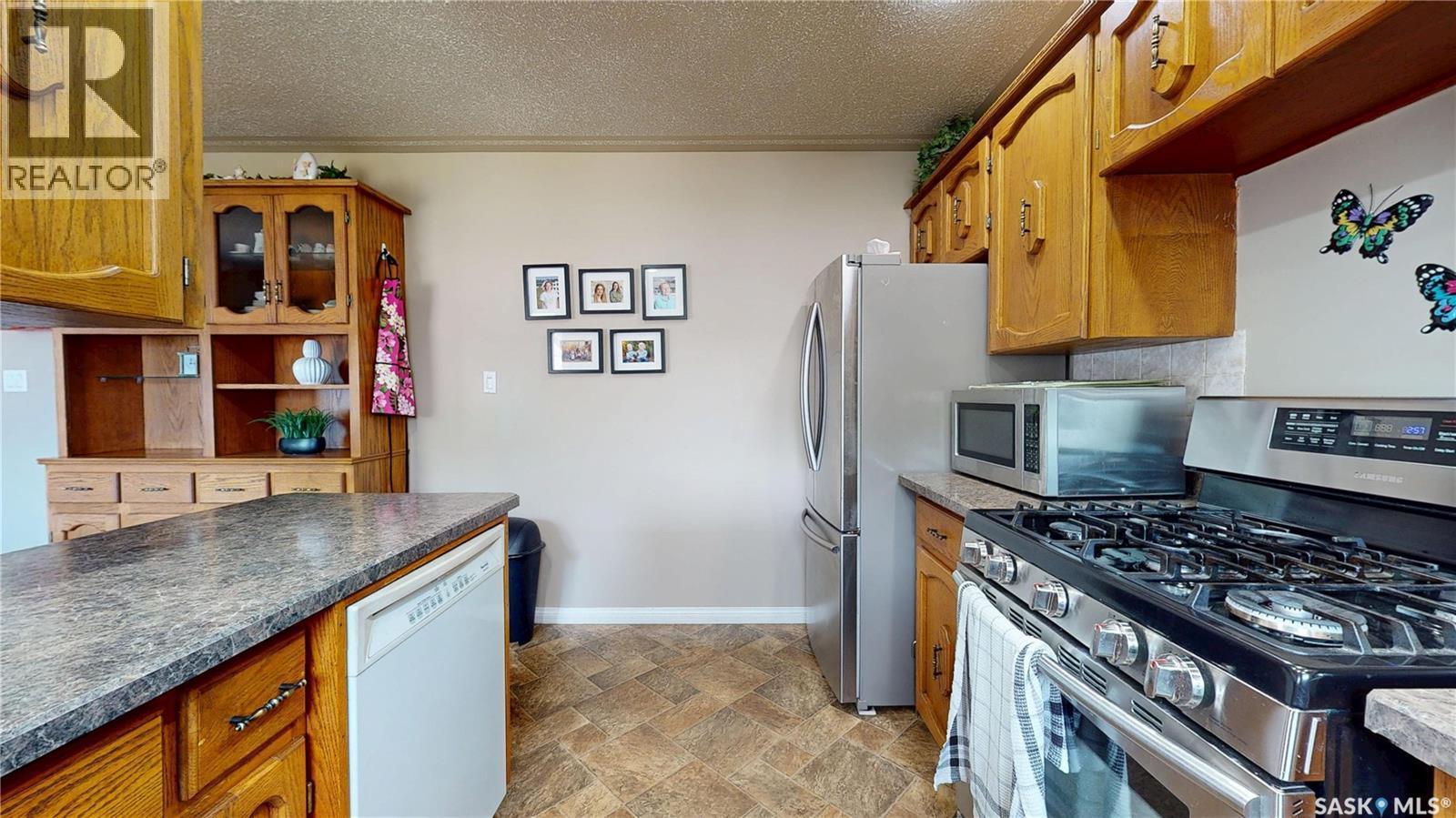 131 Wells Street, Regina, SK - Indoor Photo Showing Kitchen