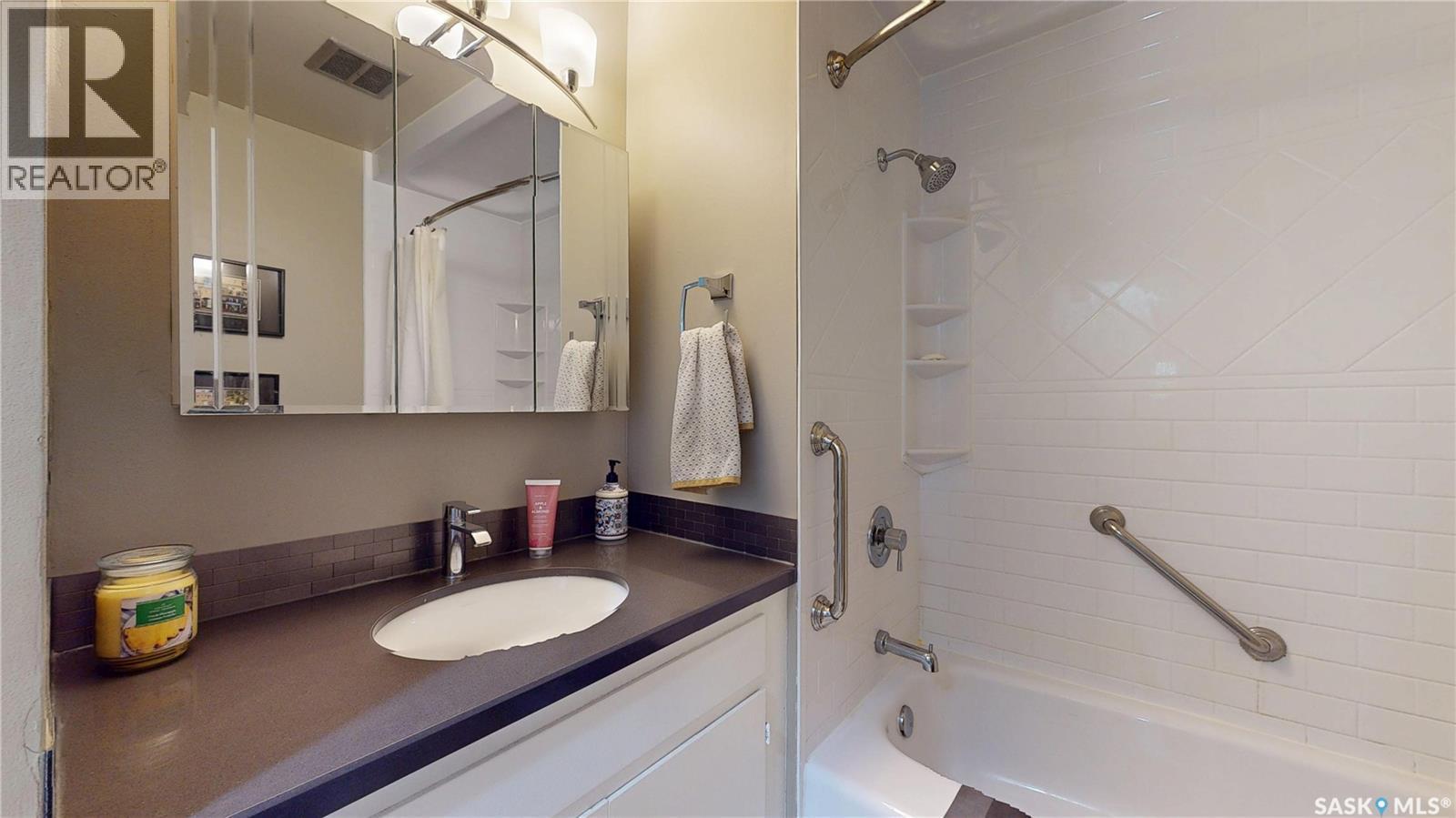131 Wells Street, Regina, SK - Indoor Photo Showing Bathroom