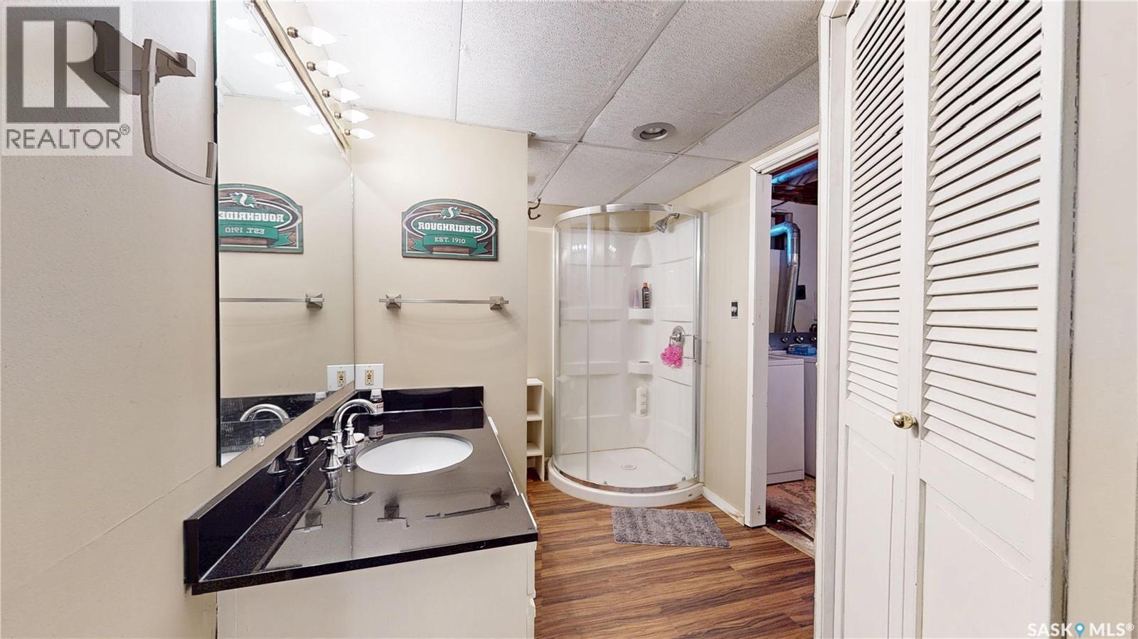 131 Wells Street, Regina, SK - Indoor Photo Showing Bathroom