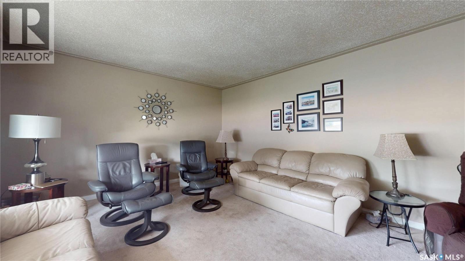 131 Wells Street, Regina, SK - Indoor Photo Showing Living Room