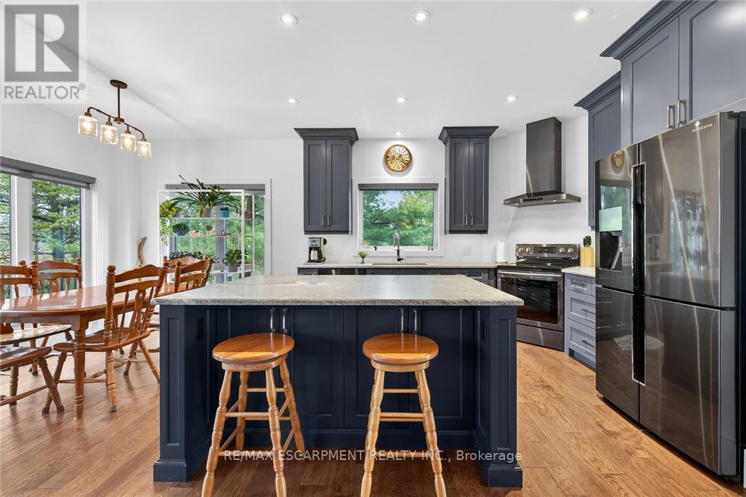 1300 River Road, Haldimand, ON - Indoor Photo Showing Kitchen With Upgraded Kitchen