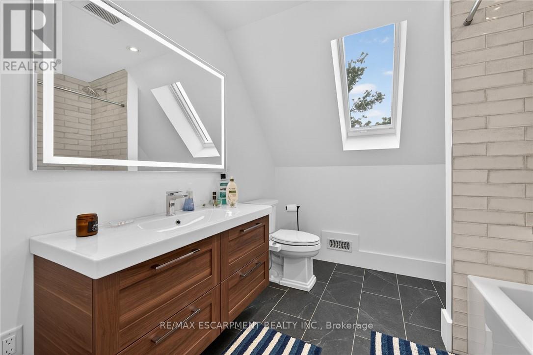 1300 River Road, Haldimand, ON - Indoor Photo Showing Bathroom