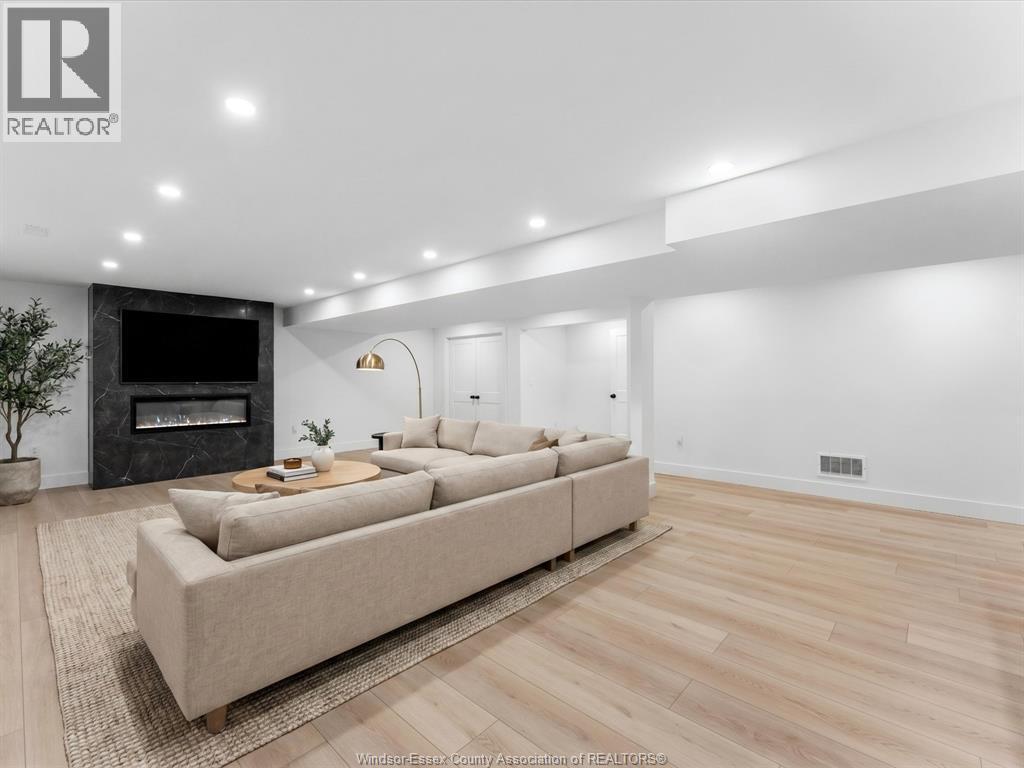 293 Xavier Circle, Lakeshore, ON - Indoor With Fireplace