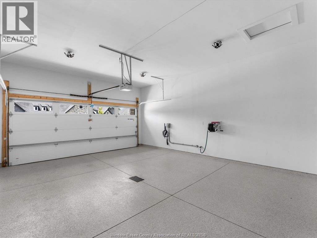 293 Xavier Circle, Lakeshore, ON - Indoor Photo Showing Garage