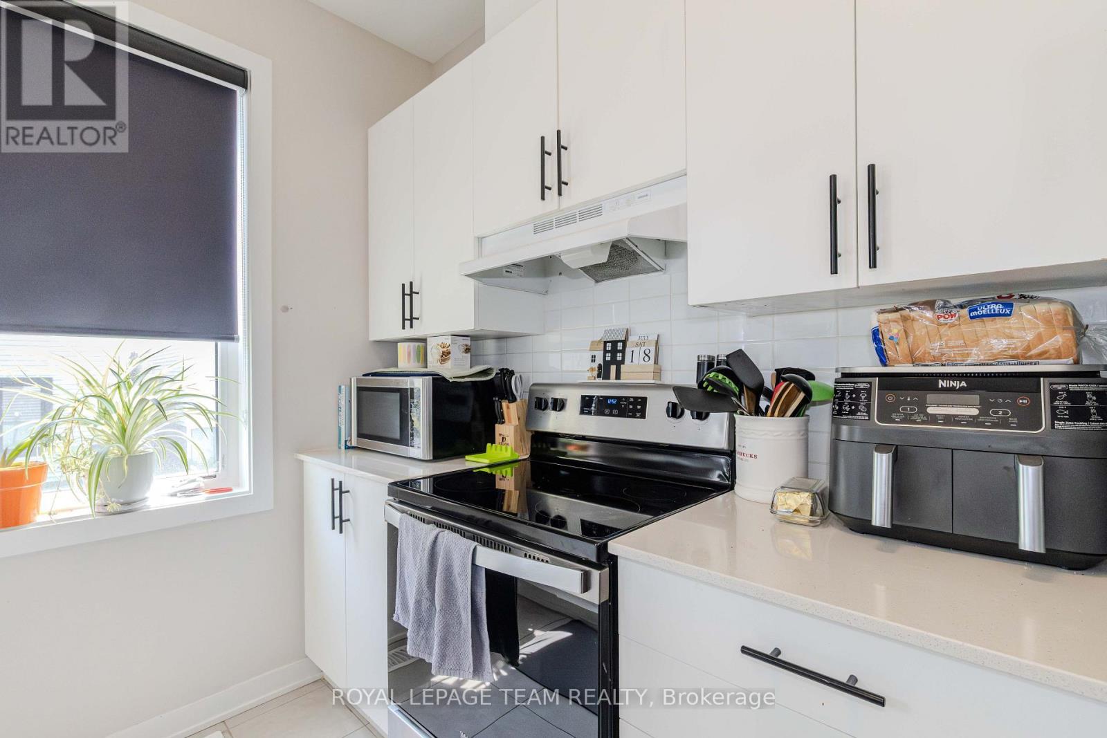 408 Epoch Street, Ottawa, ON - Indoor Photo Showing Kitchen