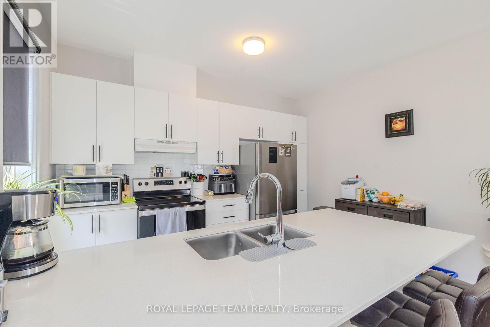 408 Epoch Street, Ottawa, ON - Indoor Photo Showing Kitchen With Double Sink