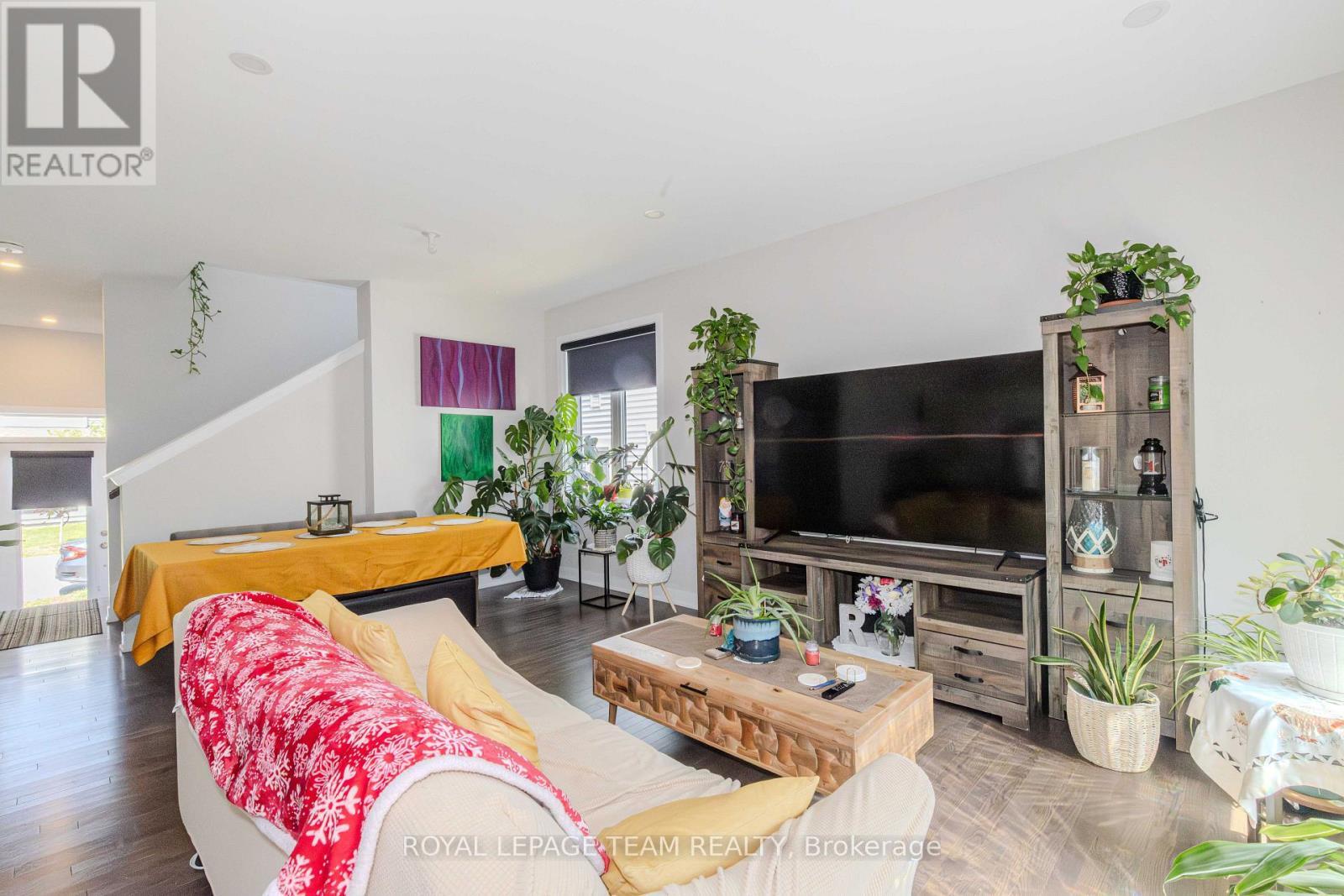 408 Epoch Street, Ottawa, ON - Indoor Photo Showing Living Room