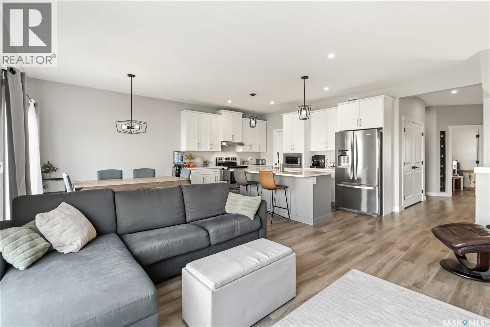 358 Stilling Manor, Saskatoon, SK - Indoor Photo Showing Living Room