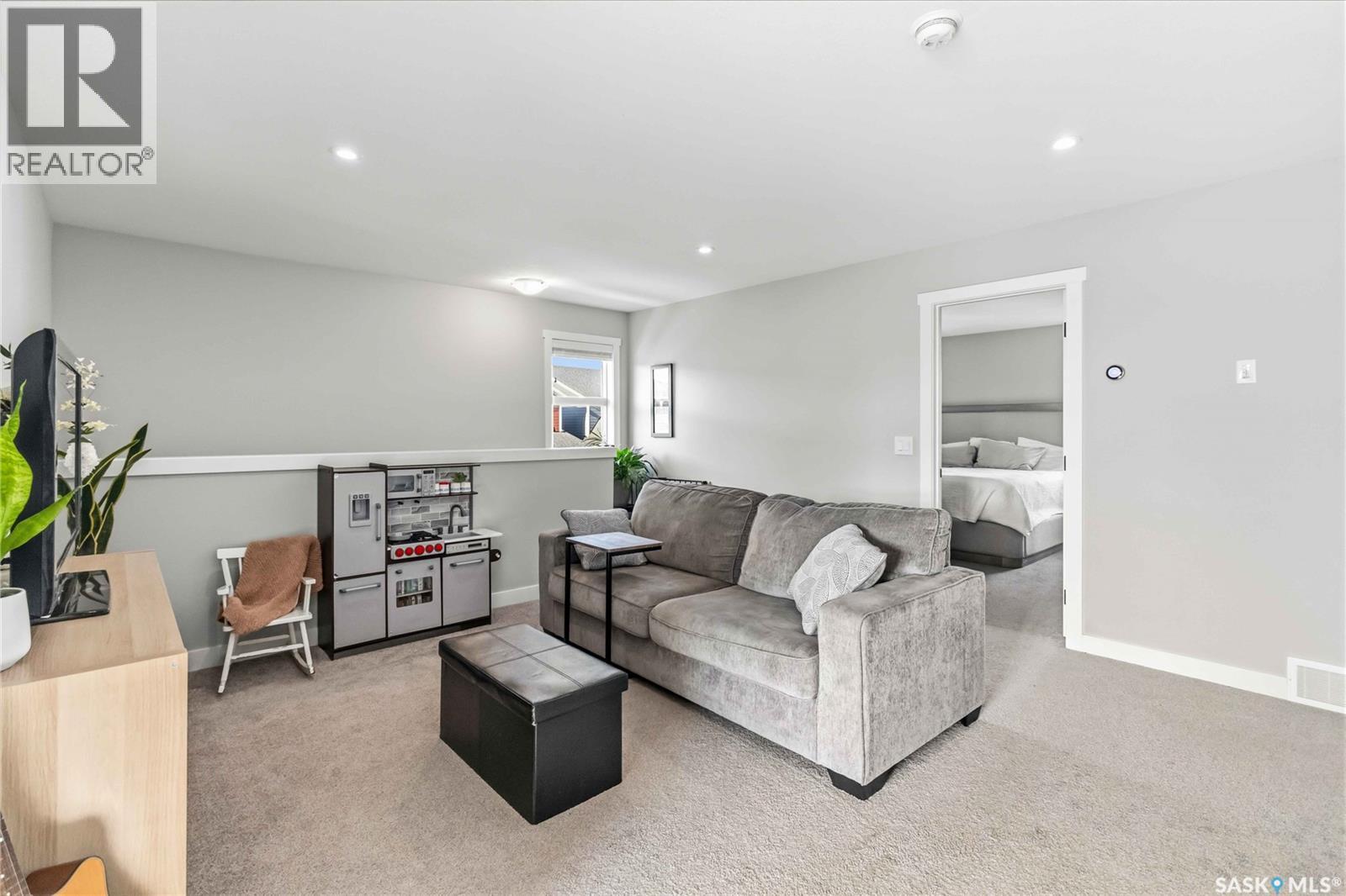 358 Stilling Manor, Saskatoon, SK - Indoor Photo Showing Living Room