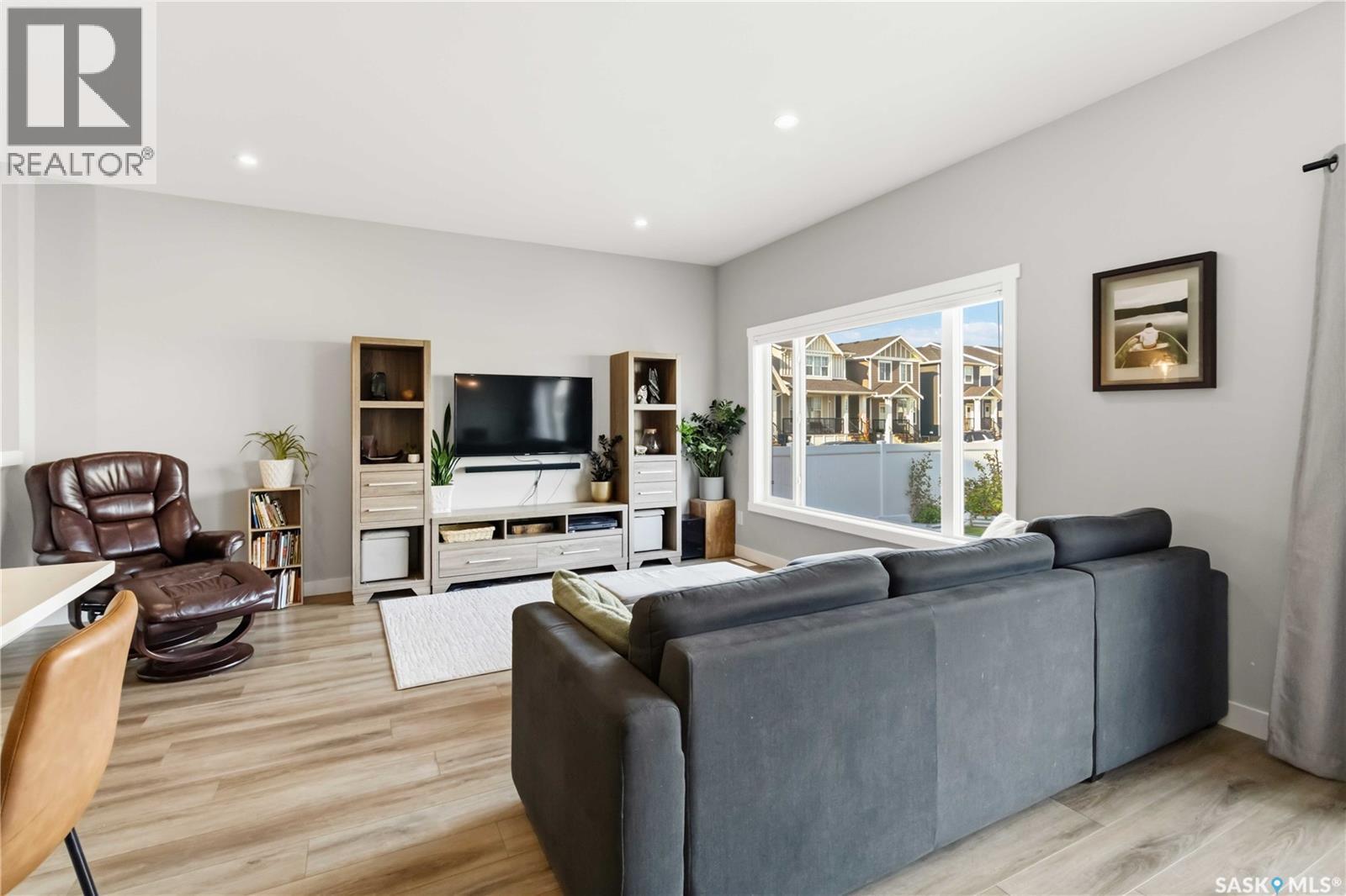 358 Stilling Manor, Saskatoon, SK - Indoor Photo Showing Living Room