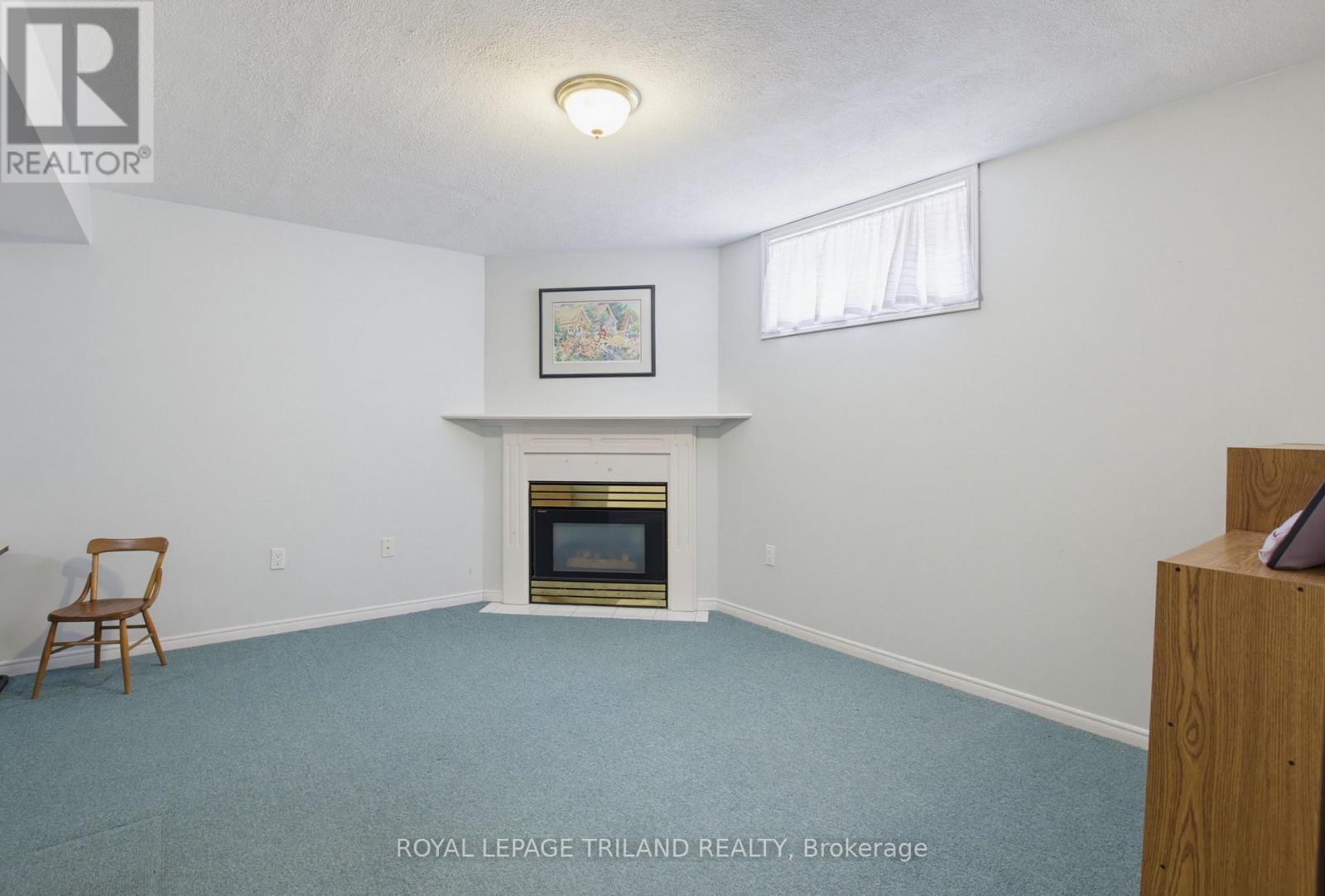 117 Bournemouth Drive, London East (East I), ON - Indoor With Fireplace